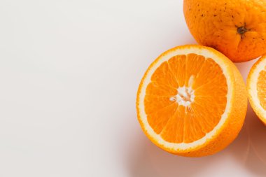 dilimlenmiş portakal yarısı ve bütün beyaz arka plan portre üzerinde