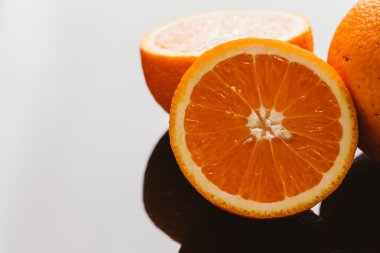 koyu arka plan portre üzerinde turuncu daire dilimlenmiş