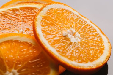 koyu arka plan portre üzerinde turuncu yarım dilimlenmiş