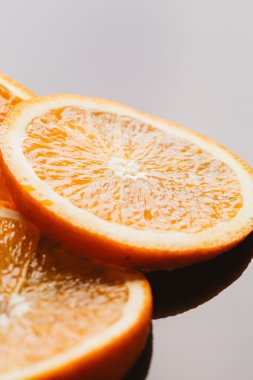 koyu arka plan portre üzerinde turuncu yarım dilimlenmiş