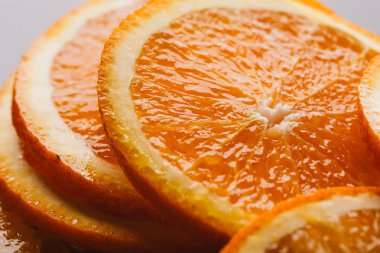 koyu arka plan portre üzerinde turuncu yarım dilimlenmiş