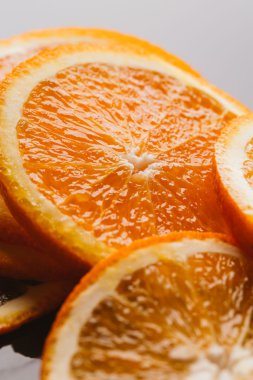 koyu arka plan portre üzerinde turuncu yarım dilimlenmiş