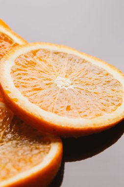 koyu arka plan portre üzerinde turuncu yarım dilimlenmiş