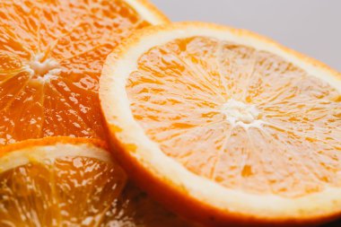 koyu arka plan portre üzerinde turuncu yarım dilimlenmiş