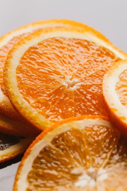 koyu arka plan portre üzerinde turuncu yarım dilimlenmiş