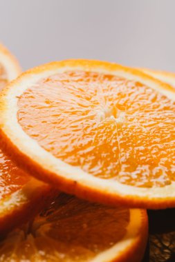 koyu arka plan portre üzerinde turuncu yarım dilimlenmiş