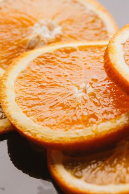 koyu arka plan portre üzerinde turuncu yarım dilimlenmiş