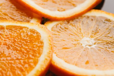 koyu arka plan portre üzerinde turuncu yarım dilimlenmiş