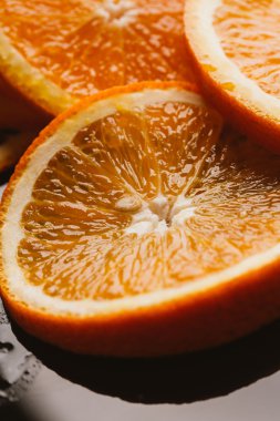 koyu arka plan portre üzerinde turuncu yarım dilimlenmiş