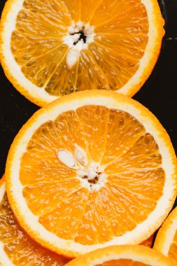 koyu arka plan portre üzerinde turuncu daire dilimlenmiş