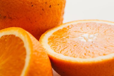 dilimlenmiş portakal yarısı ve bütün beyaz arka plan portre üzerinde