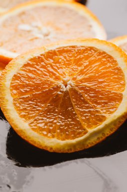 turuncu daire ıslak karanlık bir arka plan üzerine dilimlenmiş