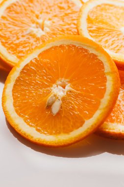 açık beyaz renkli portre üzerinde turuncu daire dilimlenmiş