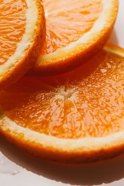 açık beyaz renkli portre üzerinde turuncu daire dilimlenmiş