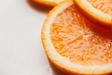 açık beyaz renkli portre üzerinde turuncu daire dilimlenmiş