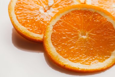 açık beyaz renkli portre üzerinde turuncu daire dilimlenmiş