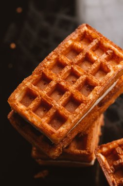 karanlık bir arka plan üzerinde taze gözleme Viyana