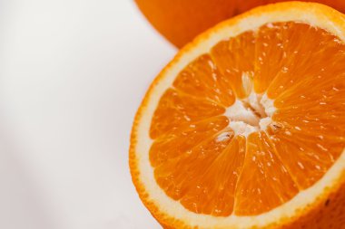dilimlenmiş portakal yarısı ve bütün beyaz arka plan portre üzerinde