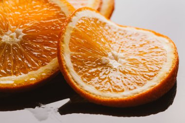 koyu arka plan portre üzerinde turuncu yarım dilimlenmiş