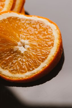 koyu arka plan portre üzerinde turuncu yarım dilimlenmiş