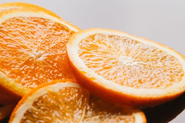 koyu arka plan portre üzerinde turuncu yarım dilimlenmiş