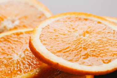 koyu arka plan portre üzerinde turuncu yarım dilimlenmiş