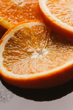 koyu arka plan portre üzerinde turuncu yarım dilimlenmiş