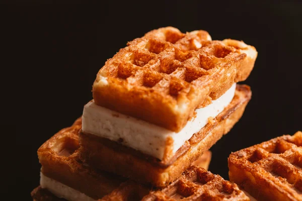 karanlık bir arka plan üzerinde taze gözleme Viyana