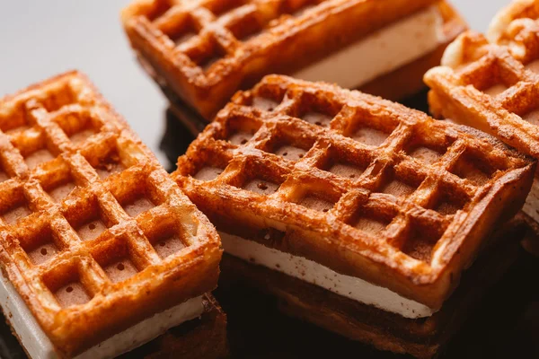 karanlık ayna arka plan üzerinde taze gözleme Viyana