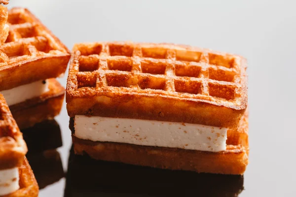 karanlık bir arka plan üzerinde taze gözleme Viyana