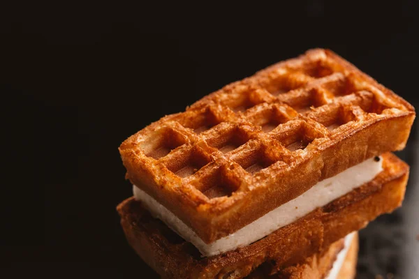 karanlık bir arka plan üzerinde taze gözleme Viyana