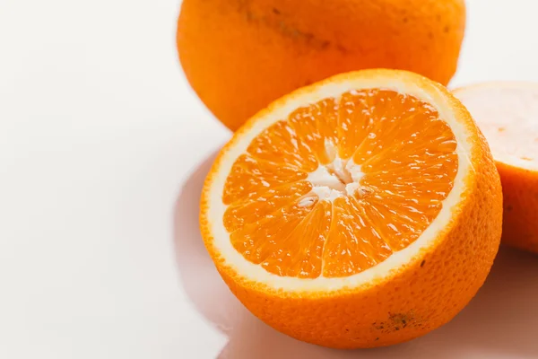 dilimlenmiş portakal yarısı ve bütün beyaz arka plan portre üzerinde