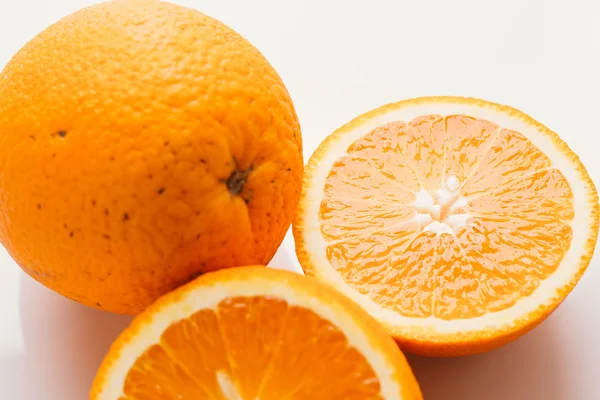 dilimlenmiş portakal yarısı ve bütün beyaz arka plan portre üzerinde