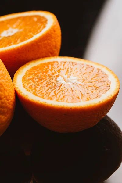 koyu arka plan portre üzerinde turuncu daire dilimlenmiş