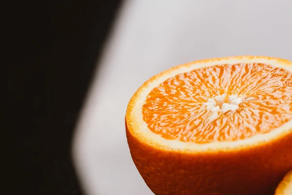 koyu arka plan portre üzerinde turuncu daire dilimlenmiş