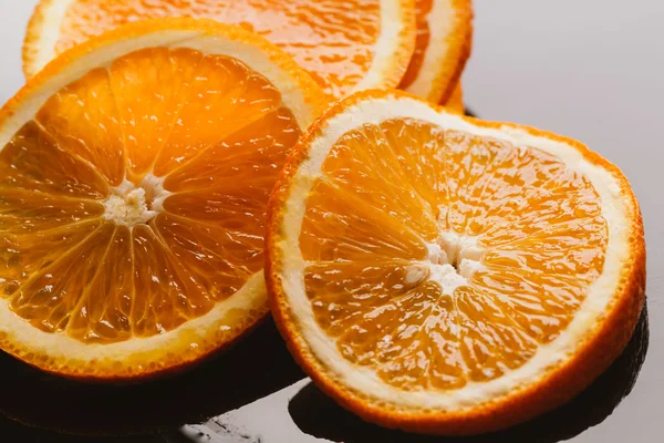 koyu arka plan portre üzerinde turuncu yarım dilimlenmiş