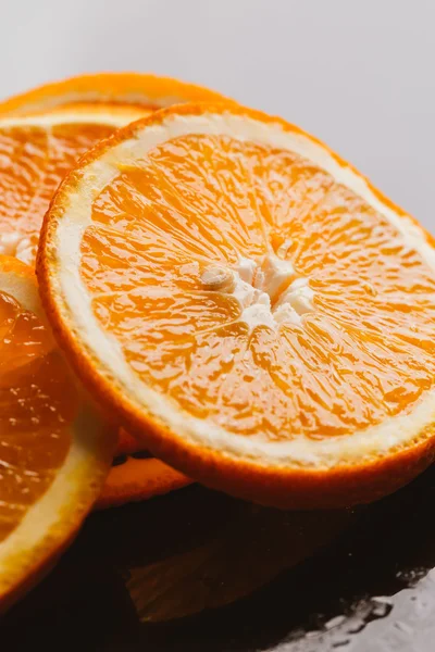 koyu arka plan portre üzerinde turuncu yarım dilimlenmiş