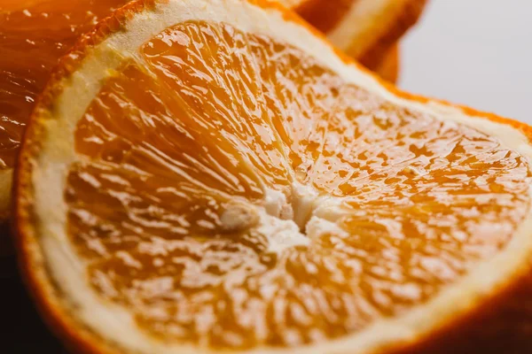 koyu arka plan portre üzerinde turuncu yarım dilimlenmiş