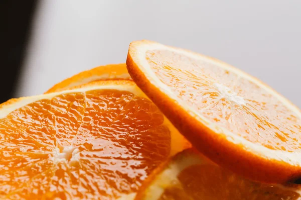 koyu arka plan portre üzerinde turuncu yarım dilimlenmiş