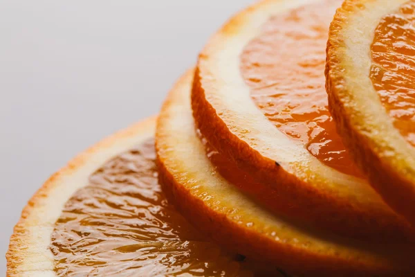 koyu arka plan portre üzerinde turuncu yarım dilimlenmiş