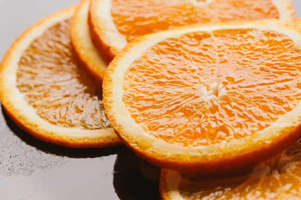 koyu arka plan portre üzerinde turuncu yarım dilimlenmiş