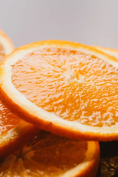 koyu arka plan portre üzerinde turuncu yarım dilimlenmiş