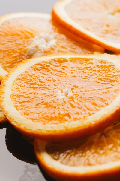 koyu arka plan portre üzerinde turuncu yarım dilimlenmiş