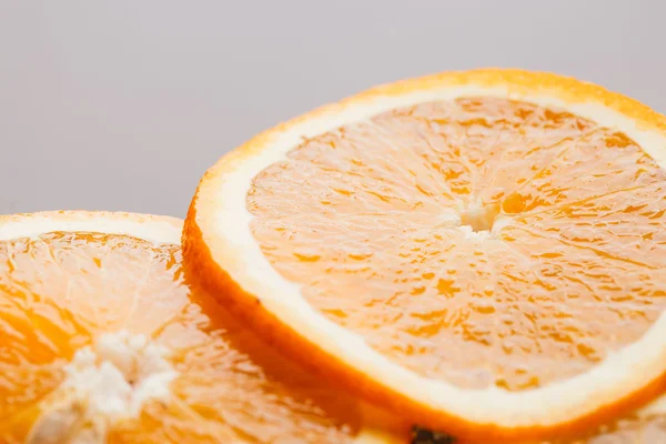 koyu arka plan portre üzerinde turuncu yarım dilimlenmiş