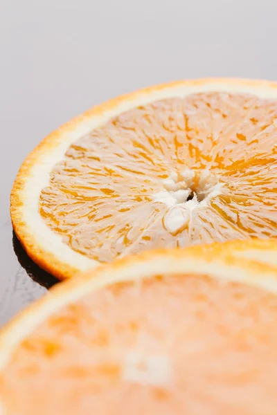 koyu arka plan portre üzerinde turuncu yarım dilimlenmiş