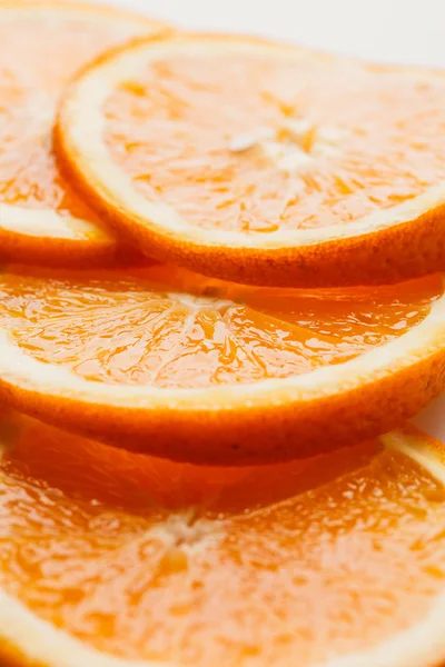 açık beyaz renkli portre üzerinde turuncu daire dilimlenmiş