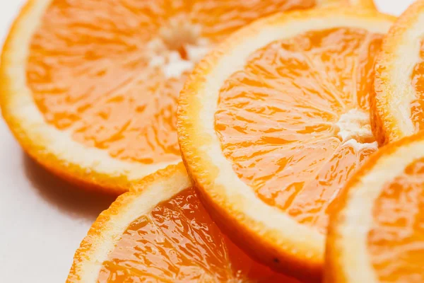 açık beyaz renkli portre üzerinde turuncu daire dilimlenmiş