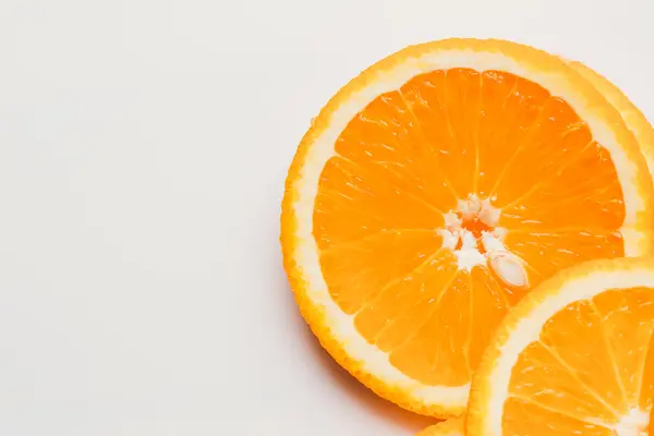 açık beyaz renkli portre üzerinde turuncu daire dilimlenmiş