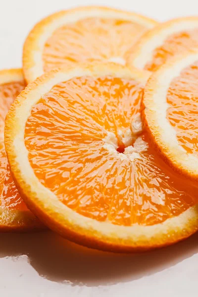 açık beyaz renkli portre üzerinde turuncu daire dilimlenmiş