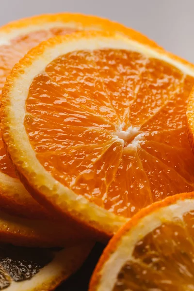 koyu arka plan portre üzerinde turuncu yarım dilimlenmiş